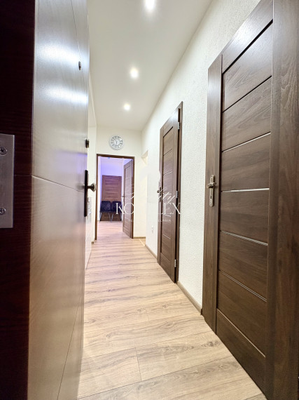 IBA U NÁS !!! Reality KOMPLEX s.r.o. Vám ponúka na PREDAJ tento nádherný, kompletne zrekonštruovaný  dvojizbový tehlový byt s balkónom vo vyhľadávanej lokalite v Komárne !!!