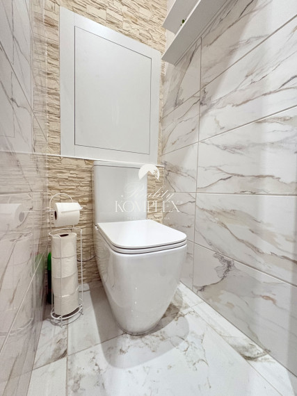 IBA U NÁS !!! Reality KOMPLEX s.r.o. Vám ponúka na PREDAJ tento nádherný, kompletne zrekonštruovaný  dvojizbový tehlový byt s balkónom vo vyhľadávanej lokalite v Komárne !!!