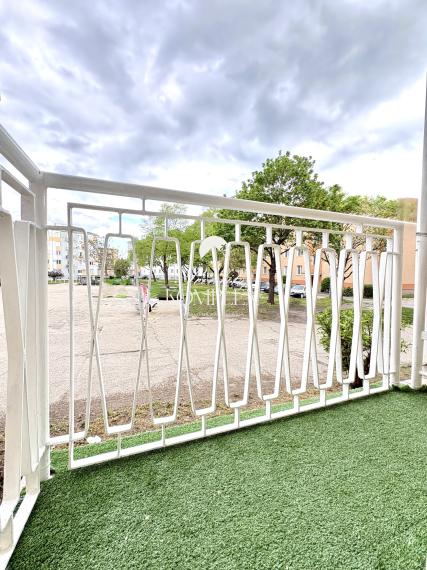 IBA U NÁS !!! Reality KOMPLEX s.r.o. Vám ponúka na PREDAJ tento nádherný, kompletne zrekonštruovaný  dvojizbový tehlový byt s balkónom vo vyhľadávanej lokalite v Komárne !!!