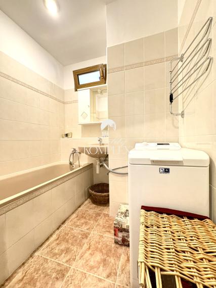 IBA U NÁS !!! Reality KOMPLEX s.r.o. Vám ponúka na PREDAJ tento nádherný, kompletne zrekonštruovaný dvojizbový byt vo vynikajúcej lokalite mesta Komárno !!!