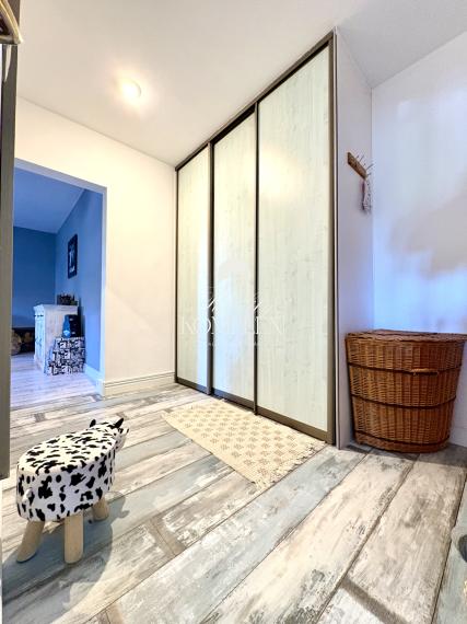 IBA U NÁS !!! Reality KOMPLEX s.r.o. Vám ponúka na PREDAJ tento nádherný, kompletne zrekonštruovaný dvojizbový byt vo vynikajúcej lokalite mesta Komárno !!!