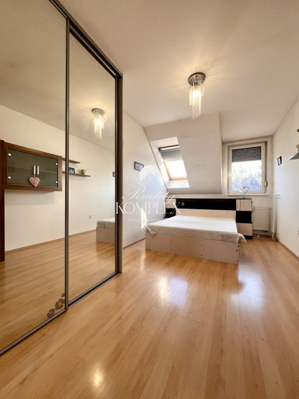 Reality KOMPLEX s.r.o. ponúka na PREDAJ priestranný 4-izbový byt s loggiou v centre Gabčíkova.