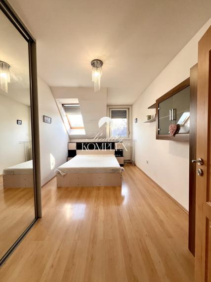 Reality KOMPLEX s.r.o. ponúka na PREDAJ priestranný 4-izbový byt s loggiou v centre Gabčíkova.