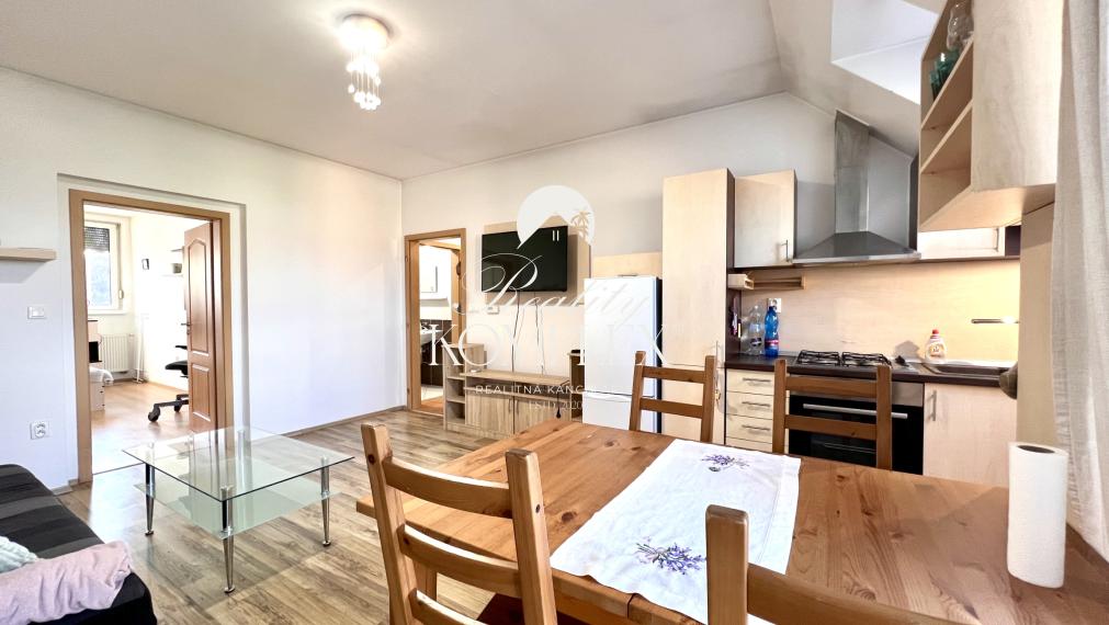 Reality KOMPLEX s.r.o. ponúka na PREDAJ priestranný 4-izbový byt s loggiou v centre Gabčíkova.