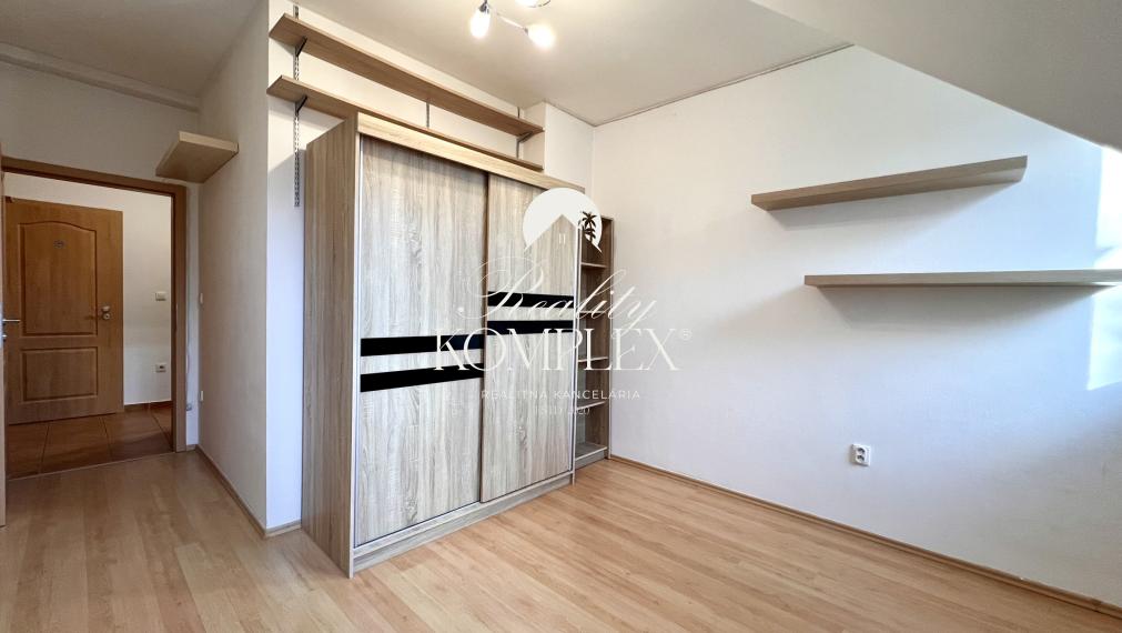 Reality KOMPLEX s.r.o. ponúka na PREDAJ priestranný 4-izbový byt s loggiou v centre Gabčíkova.