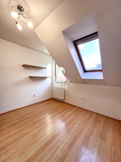 Reality KOMPLEX s.r.o. ponúka na PREDAJ priestranný 4-izbový byt s loggiou v centre Gabčíkova.