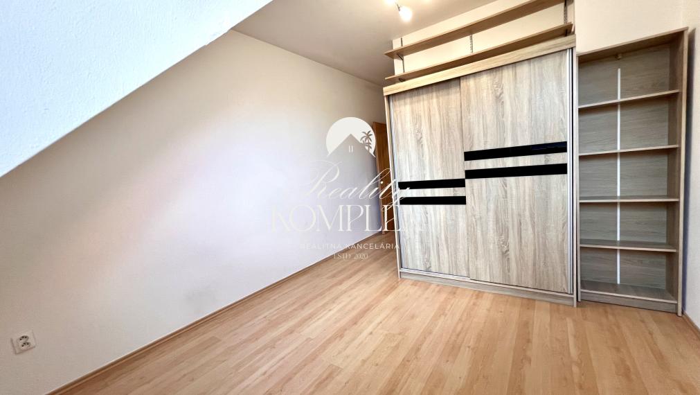 Reality KOMPLEX s.r.o. ponúka na PREDAJ priestranný 4-izbový byt s loggiou v centre Gabčíkova.