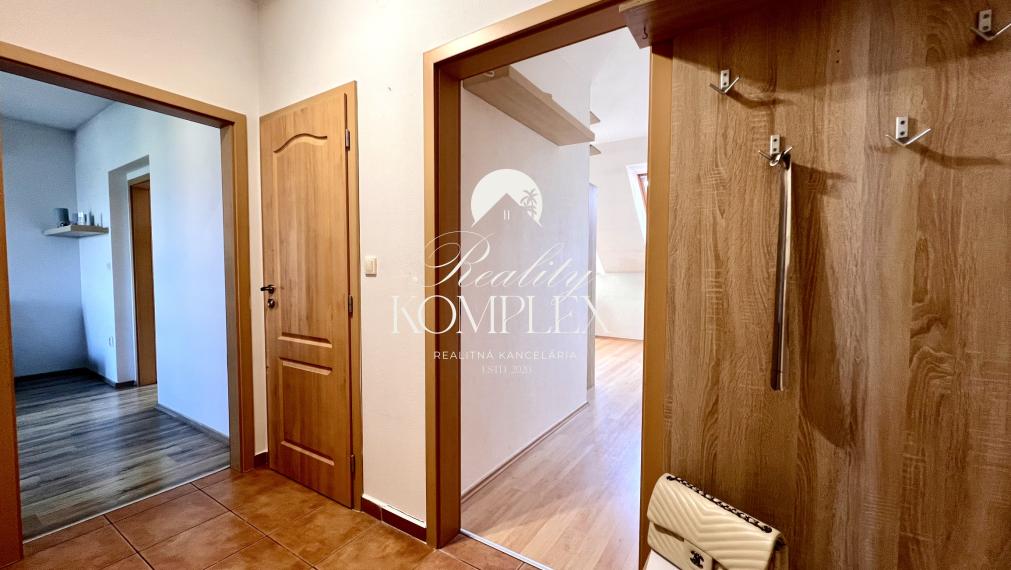 Reality KOMPLEX s.r.o. ponúka na PREDAJ priestranný 4-izbový byt s loggiou v centre Gabčíkova.