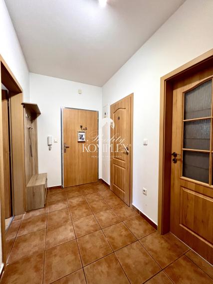 Reality KOMPLEX s.r.o. ponúka na PREDAJ priestranný 4-izbový byt s loggiou v centre Gabčíkova.