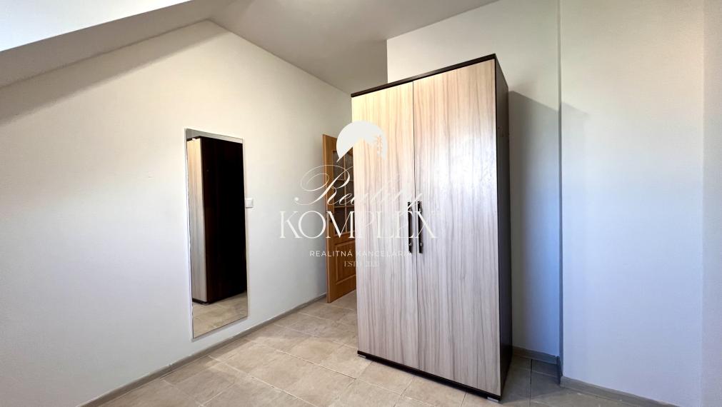 Reality KOMPLEX s.r.o. ponúka na PREDAJ priestranný 4-izbový byt s loggiou v centre Gabčíkova.