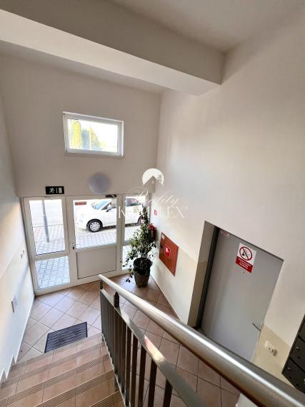 Reality KOMPLEX s.r.o. ponúka na PREDAJ priestranný 4-izbový byt s loggiou v centre Gabčíkova.