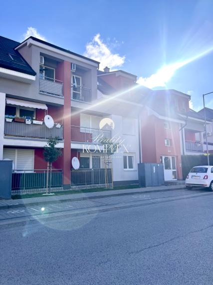 Reality KOMPLEX s.r.o. ponúka na PREDAJ priestranný 4-izbový byt s loggiou v centre Gabčíkova.