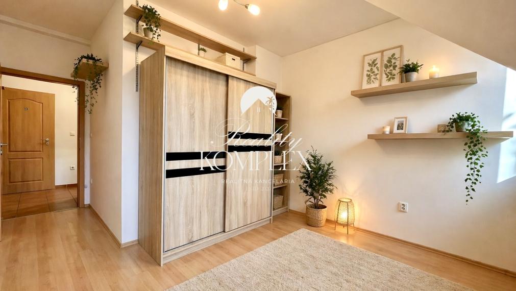 Reality KOMPLEX s.r.o. ponúka na PREDAJ priestranný 4-izbový byt s loggiou v centre Gabčíkova.