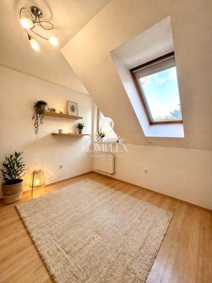 Reality KOMPLEX s.r.o. ponúka na PREDAJ priestranný 4-izbový byt s loggiou v centre Gabčíkova.