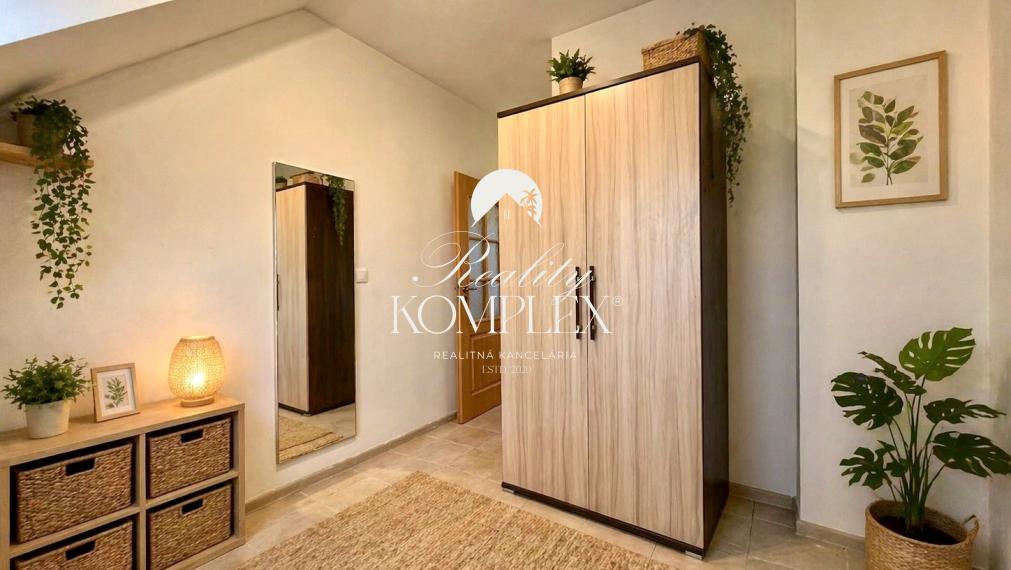 Reality KOMPLEX s.r.o. ponúka na PREDAJ priestranný 4-izbový byt s loggiou v centre Gabčíkova.