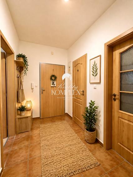 Reality KOMPLEX s.r.o. ponúka na PREDAJ priestranný 4-izbový byt s loggiou v centre Gabčíkova.