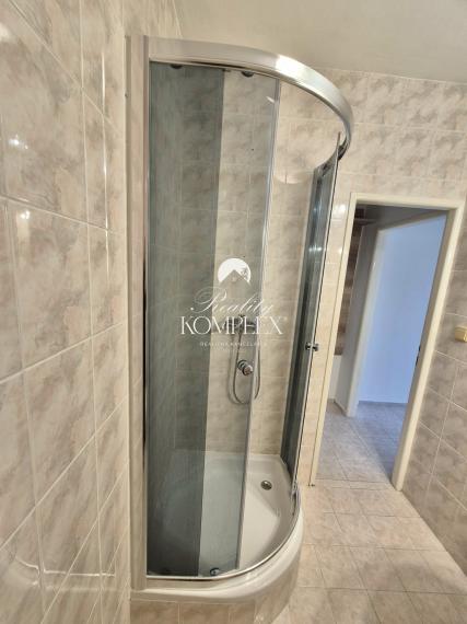 Reality KOMPLEX s.r.o., Vám ponúka na PREDAJ príjemný 1 izbový byt v obľúbenej lokalite Mesta Komárno.