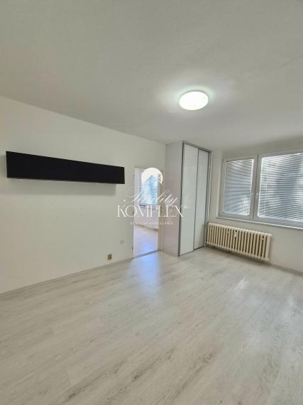 Reality KOMPLEX s.r.o., Vám ponúka na PREDAJ príjemný 1 izbový byt v obľúbenej lokalite Mesta Komárno.