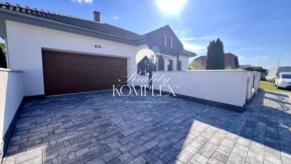 Reality KOMPLEX s.r.o. ponúka na PREDAJ moderný 4-izbový rodinný dom s veľkým pozemkom a dvojgarážou v obci Veľké Dvorníky.