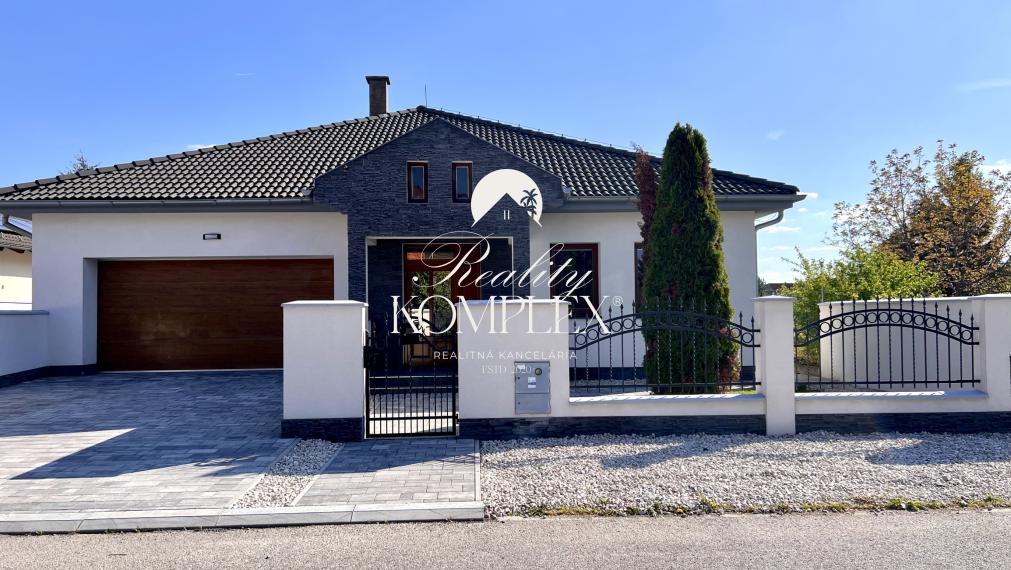 Reality KOMPLEX s.r.o. ponúka na PREDAJ moderný 4-izbový rodinný dom s veľkým pozemkom a dvojgarážou v obci Veľké Dvorníky.