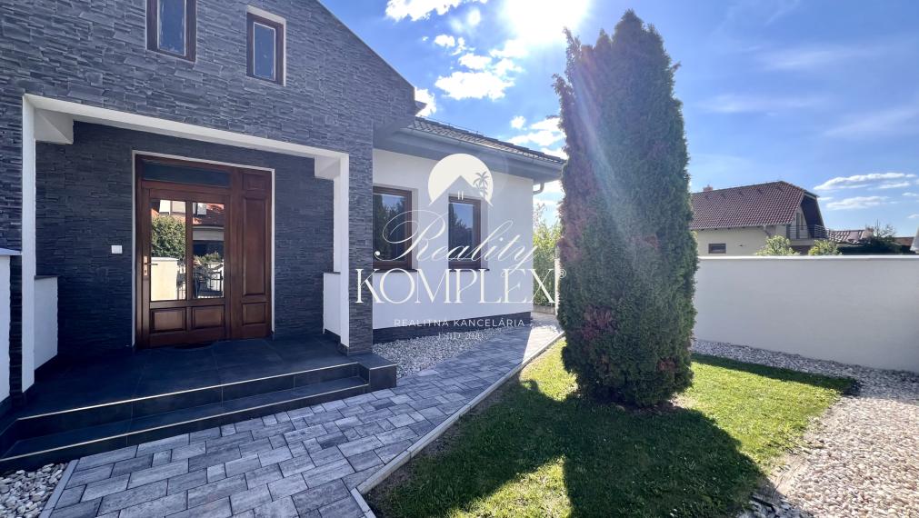 Reality KOMPLEX s.r.o. ponúka na PREDAJ moderný 4-izbový rodinný dom s veľkým pozemkom a dvojgarážou v obci Veľké Dvorníky.