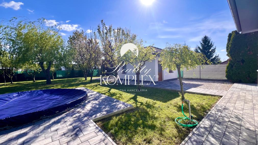 Reality KOMPLEX s.r.o. ponúka na PREDAJ moderný 4-izbový rodinný dom s veľkým pozemkom a dvojgarážou v obci Veľké Dvorníky.