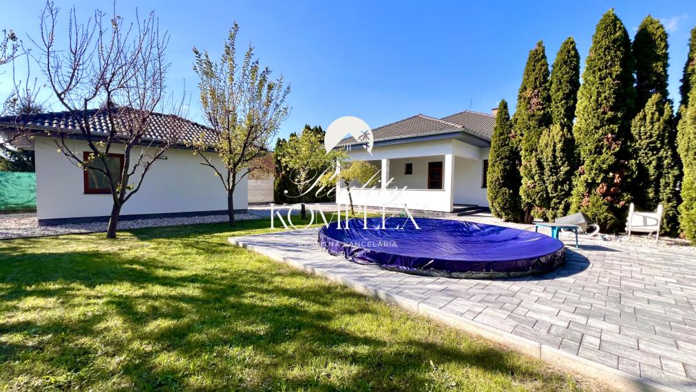 Reality KOMPLEX s.r.o. ponúka na PREDAJ moderný 4-izbový rodinný dom s veľkým pozemkom a dvojgarážou v obci Veľké Dvorníky.