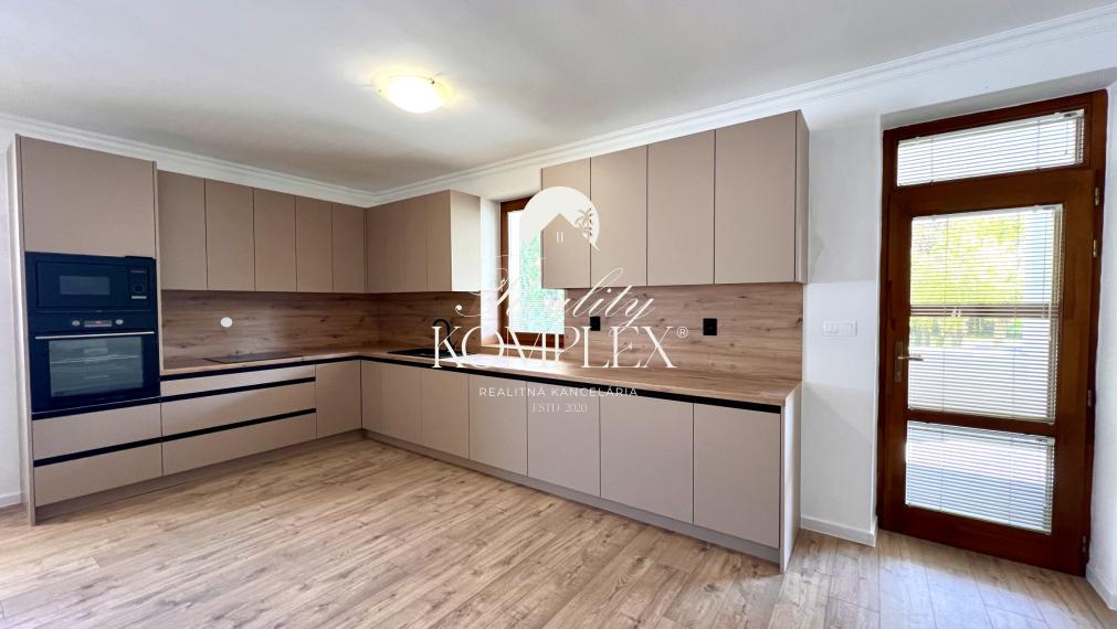 Reality KOMPLEX s.r.o. ponúka na PREDAJ moderný 4-izbový rodinný dom s veľkým pozemkom a dvojgarážou v obci Veľké Dvorníky.