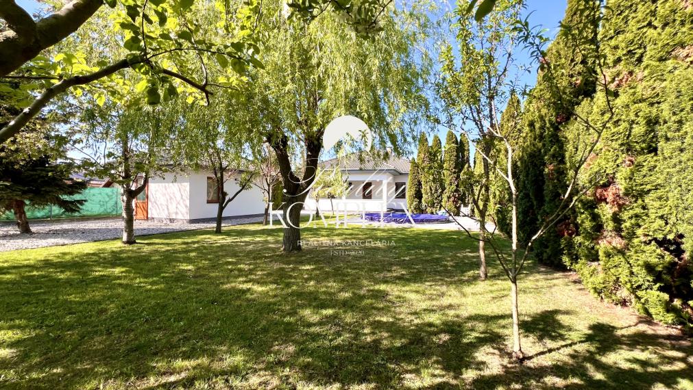 Reality KOMPLEX s.r.o. ponúka na PREDAJ moderný 4-izbový rodinný dom s veľkým pozemkom a dvojgarážou v obci Veľké Dvorníky.