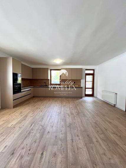 Reality KOMPLEX s.r.o. ponúka na PREDAJ moderný 4-izbový rodinný dom s veľkým pozemkom a dvojgarážou v obci Veľké Dvorníky.