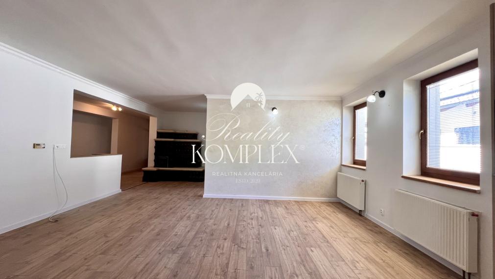 Reality KOMPLEX s.r.o. ponúka na PREDAJ moderný 4-izbový rodinný dom s veľkým pozemkom a dvojgarážou v obci Veľké Dvorníky.