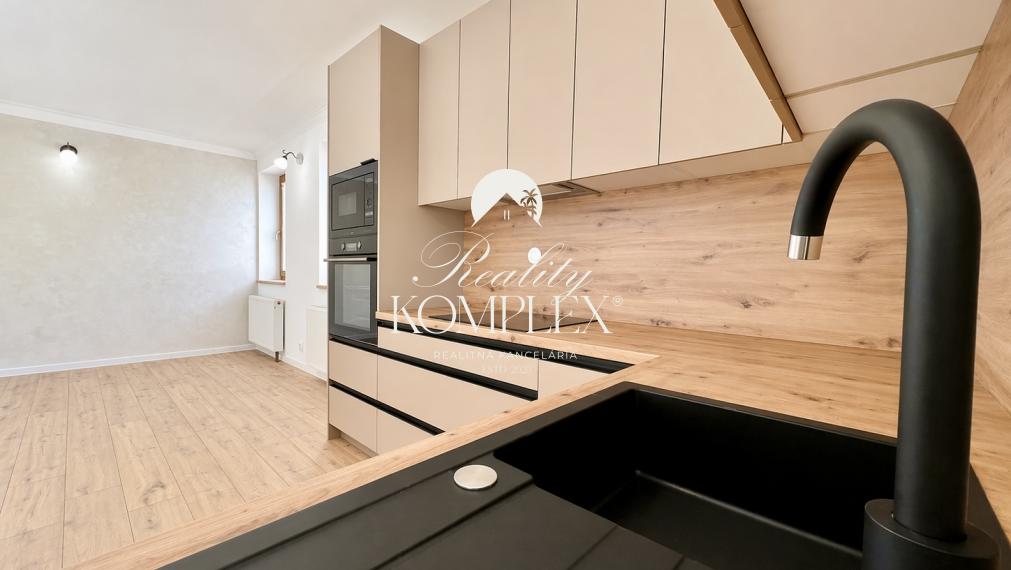 Reality KOMPLEX s.r.o. ponúka na PREDAJ moderný 4-izbový rodinný dom s veľkým pozemkom a dvojgarážou v obci Veľké Dvorníky.