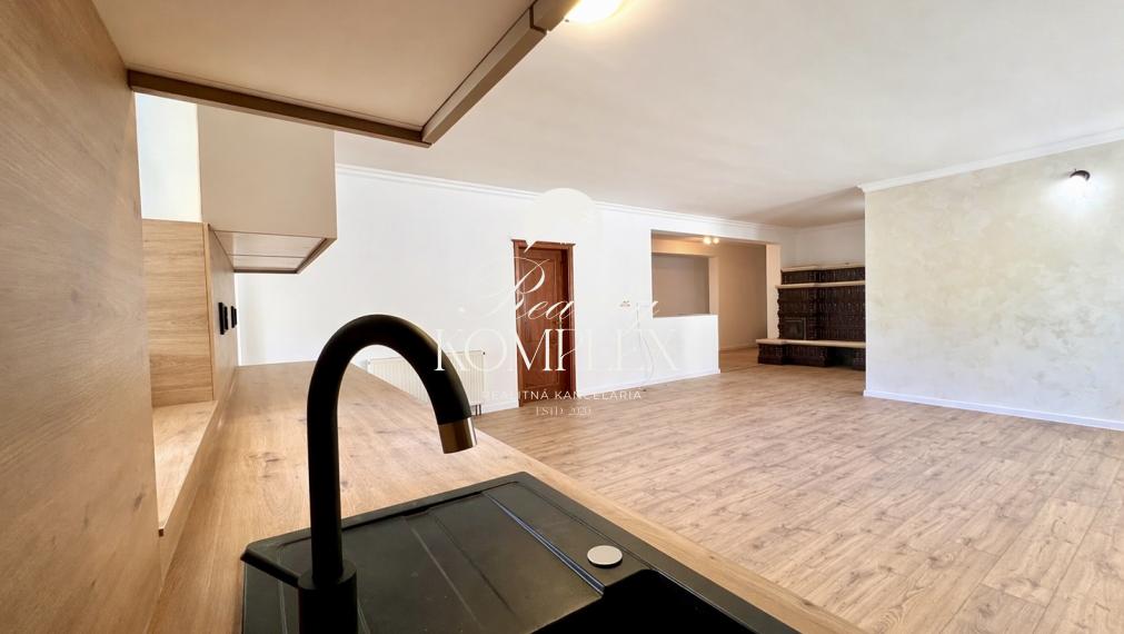 Reality KOMPLEX s.r.o. ponúka na PREDAJ moderný 4-izbový rodinný dom s veľkým pozemkom a dvojgarážou v obci Veľké Dvorníky.