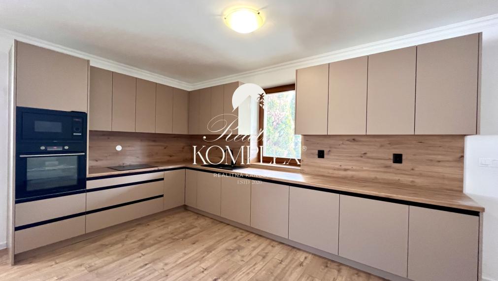 Reality KOMPLEX s.r.o. ponúka na PREDAJ moderný 4-izbový rodinný dom s veľkým pozemkom a dvojgarážou v obci Veľké Dvorníky.