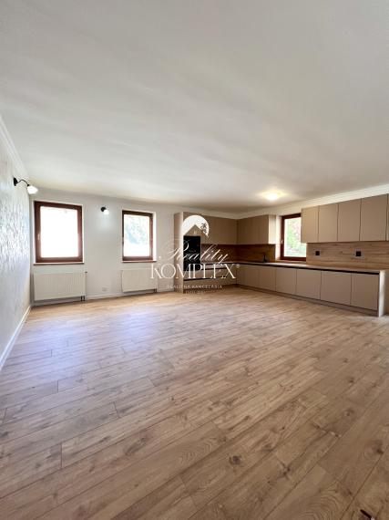 Reality KOMPLEX s.r.o. ponúka na PREDAJ moderný 4-izbový rodinný dom s veľkým pozemkom a dvojgarážou v obci Veľké Dvorníky.