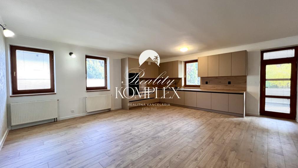 Reality KOMPLEX s.r.o. ponúka na PREDAJ moderný 4-izbový rodinný dom s veľkým pozemkom a dvojgarážou v obci Veľké Dvorníky.