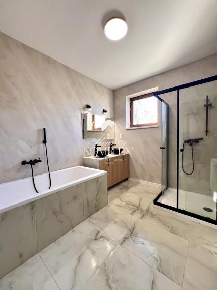 Reality KOMPLEX s.r.o. ponúka na PREDAJ moderný 4-izbový rodinný dom s veľkým pozemkom a dvojgarážou v obci Veľké Dvorníky.