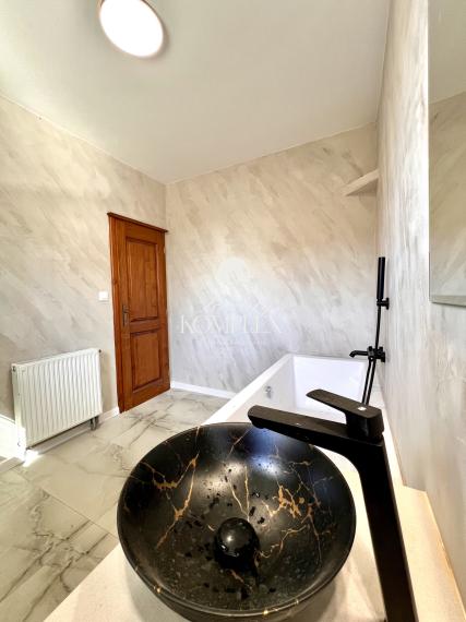 Reality KOMPLEX s.r.o. ponúka na PREDAJ moderný 4-izbový rodinný dom s veľkým pozemkom a dvojgarážou v obci Veľké Dvorníky.