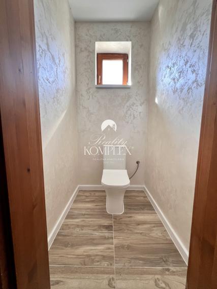 Reality KOMPLEX s.r.o. ponúka na PREDAJ moderný 4-izbový rodinný dom s veľkým pozemkom a dvojgarážou v obci Veľké Dvorníky.