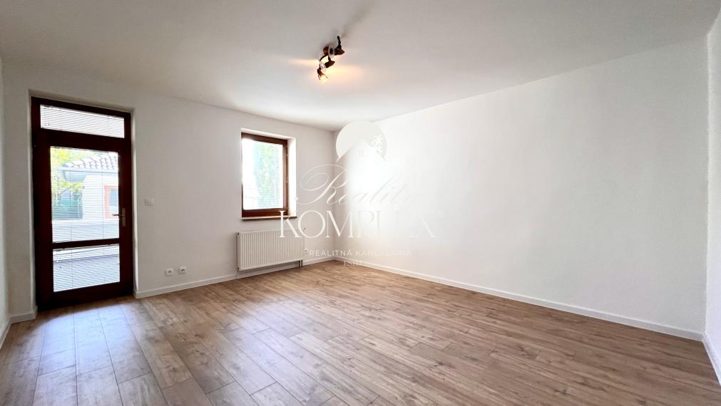 Reality KOMPLEX s.r.o. ponúka na PREDAJ moderný 4-izbový rodinný dom s veľkým pozemkom a dvojgarážou v obci Veľké Dvorníky.