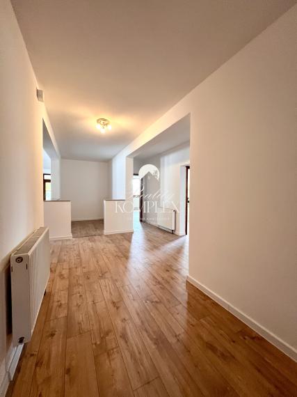 Reality KOMPLEX s.r.o. ponúka na PREDAJ moderný 4-izbový rodinný dom s veľkým pozemkom a dvojgarážou v obci Veľké Dvorníky.