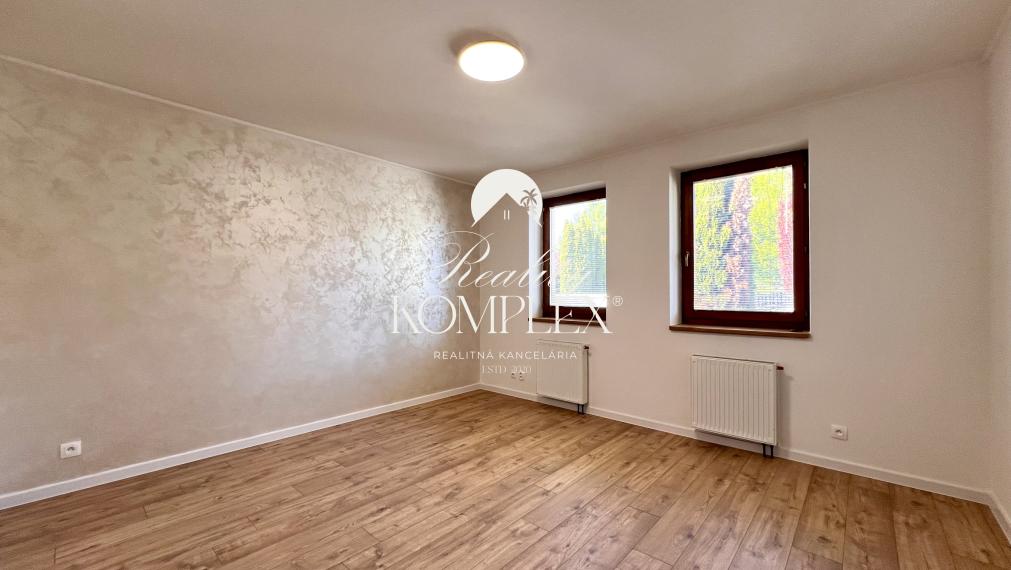 Reality KOMPLEX s.r.o. ponúka na PREDAJ moderný 4-izbový rodinný dom s veľkým pozemkom a dvojgarážou v obci Veľké Dvorníky.