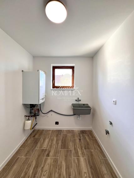 Reality KOMPLEX s.r.o. ponúka na PREDAJ moderný 4-izbový rodinný dom s veľkým pozemkom a dvojgarážou v obci Veľké Dvorníky.