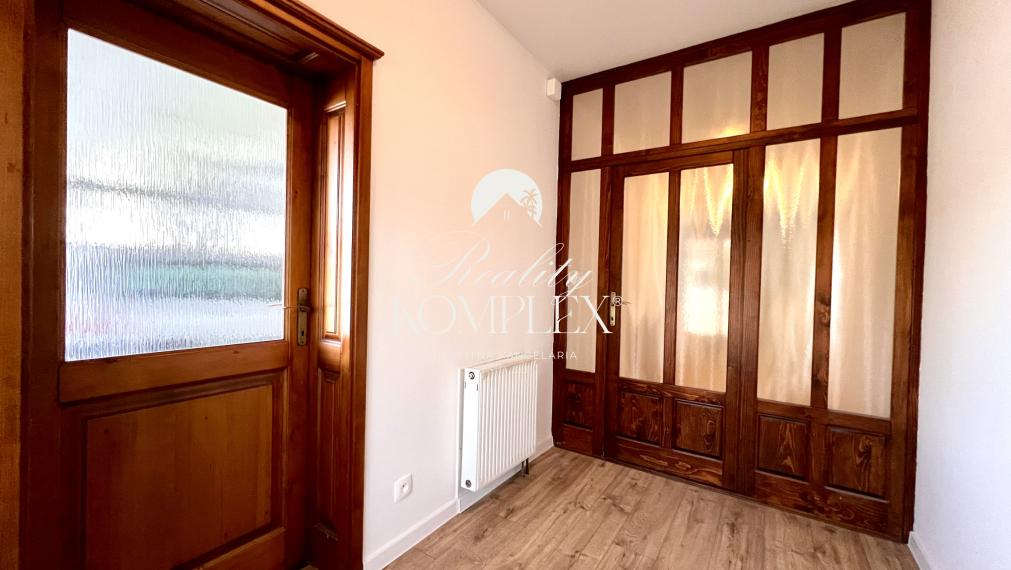 Reality KOMPLEX s.r.o. ponúka na PREDAJ moderný 4-izbový rodinný dom s veľkým pozemkom a dvojgarážou v obci Veľké Dvorníky.