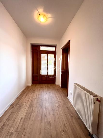 Reality KOMPLEX s.r.o. ponúka na PREDAJ moderný 4-izbový rodinný dom s veľkým pozemkom a dvojgarážou v obci Veľké Dvorníky.