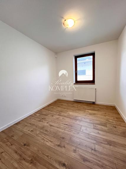 Reality KOMPLEX s.r.o. ponúka na PREDAJ moderný 4-izbový rodinný dom s veľkým pozemkom a dvojgarážou v obci Veľké Dvorníky.