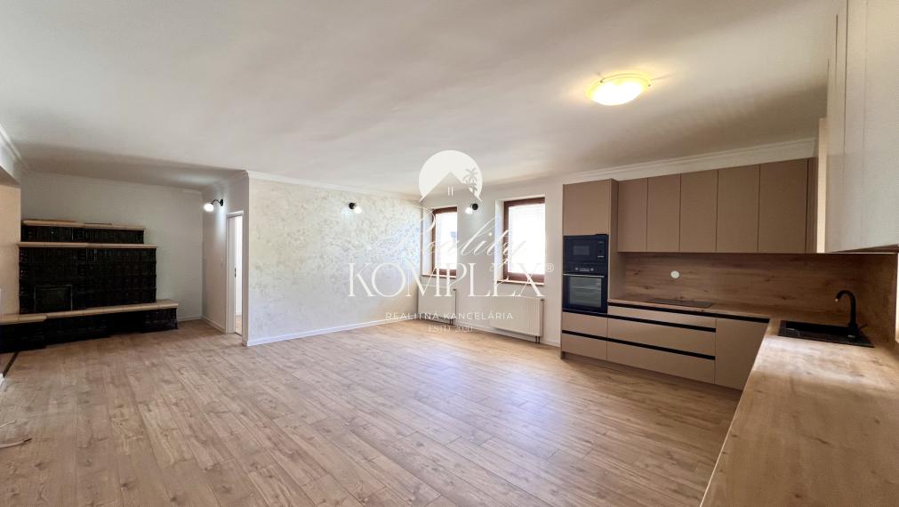 Reality KOMPLEX s.r.o. ponúka na PREDAJ moderný 4-izbový rodinný dom s veľkým pozemkom a dvojgarážou v obci Veľké Dvorníky.