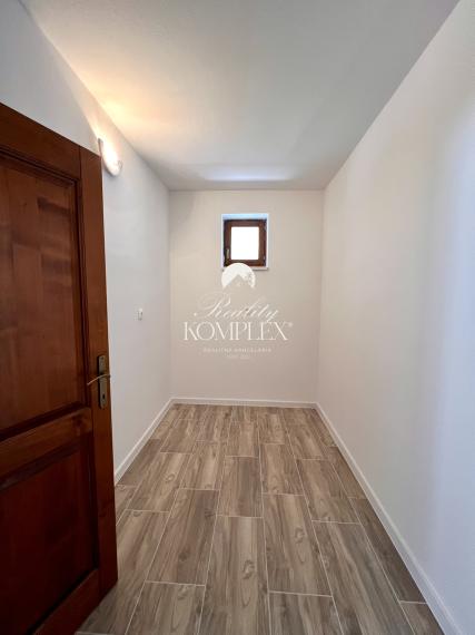 Reality KOMPLEX s.r.o. ponúka na PREDAJ moderný 4-izbový rodinný dom s veľkým pozemkom a dvojgarážou v obci Veľké Dvorníky.