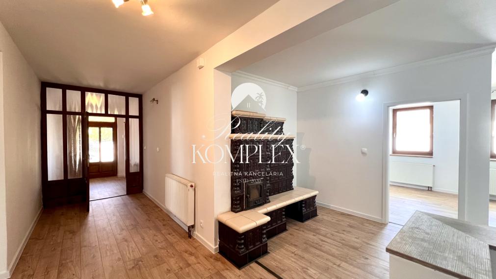 Reality KOMPLEX s.r.o. ponúka na PREDAJ moderný 4-izbový rodinný dom s veľkým pozemkom a dvojgarážou v obci Veľké Dvorníky.