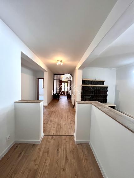 Reality KOMPLEX s.r.o. ponúka na PREDAJ moderný 4-izbový rodinný dom s veľkým pozemkom a dvojgarážou v obci Veľké Dvorníky.